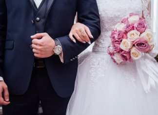 Modne i wygodne sukienki ciążowe na wesele