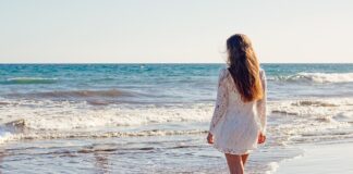 Jaka sukienka do białych butów?