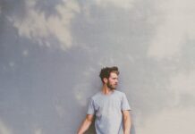 Czy pod sweter ubiera się podkoszulek? Czy pod sweter ubiera się podkoszulek?