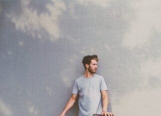 Czy pod sweter ubiera się podkoszulek?