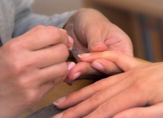 Jakim lakierem pomalować blat stołu?