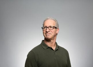 Jaka koszulka do białej koszuli?