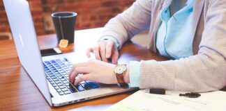 Jak prać białe trampki żeby nie żółkły?