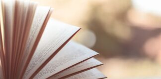 Na którą stronę zapina się damski płaszcz?