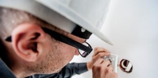 Jak powinien być ubrany elektryk?