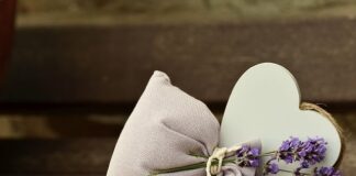 Jak nosić saszetkę na ramię?